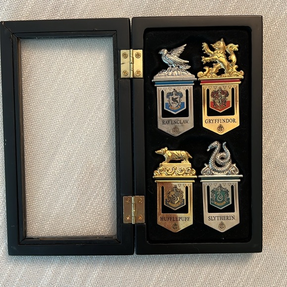 Harry Potter Hogwarts House Metal Bookmarks - Set of 4 - Noble Collection - Picture 2 of 9